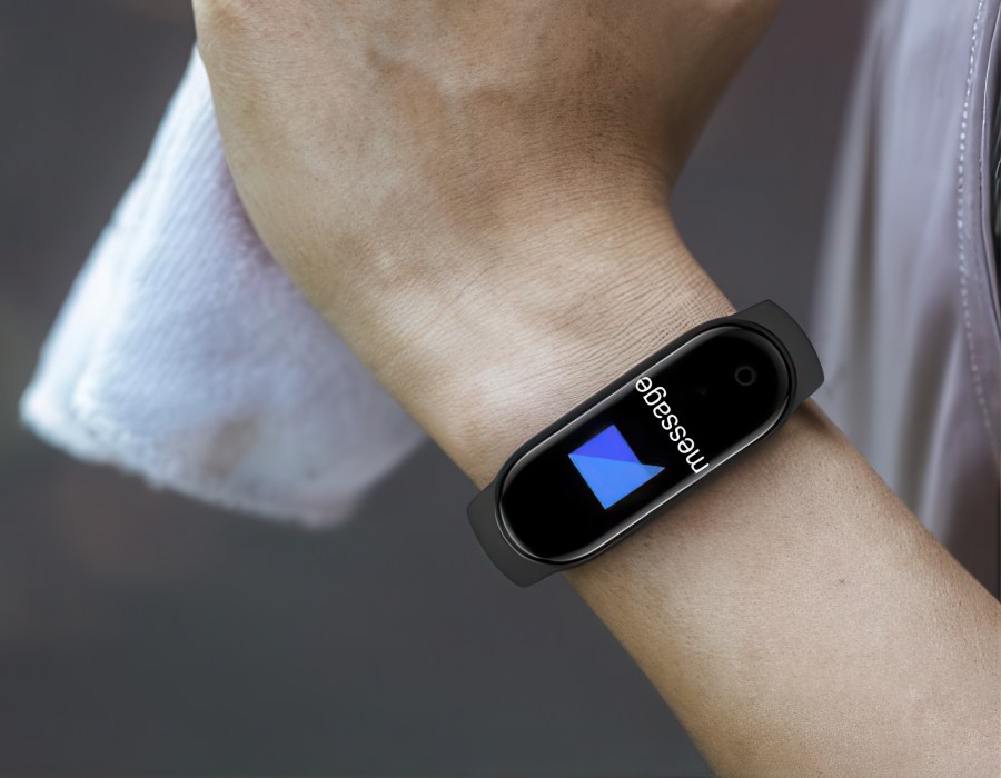 Smart band on a wrist showing a message alert